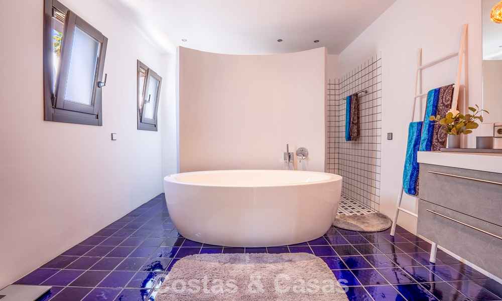 Villa de lujo de una sola planta, lista para entrar a vivir, en venta en primera línea de golf en un resort líder en Mijas, Costa del Sol 783929