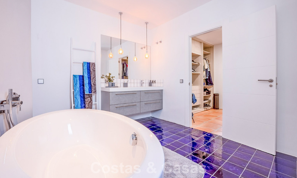 Villa de lujo de una sola planta, lista para entrar a vivir, en venta en primera línea de golf en un resort líder en Mijas, Costa del Sol 783932