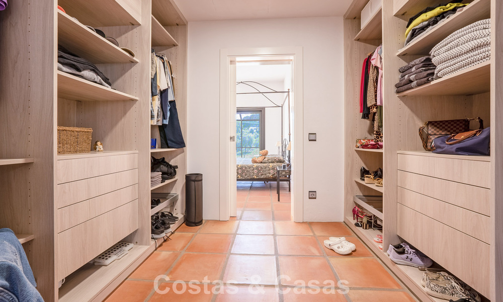 Villa de lujo de una sola planta, lista para entrar a vivir, en venta en primera línea de golf en un resort líder en Mijas, Costa del Sol 783933