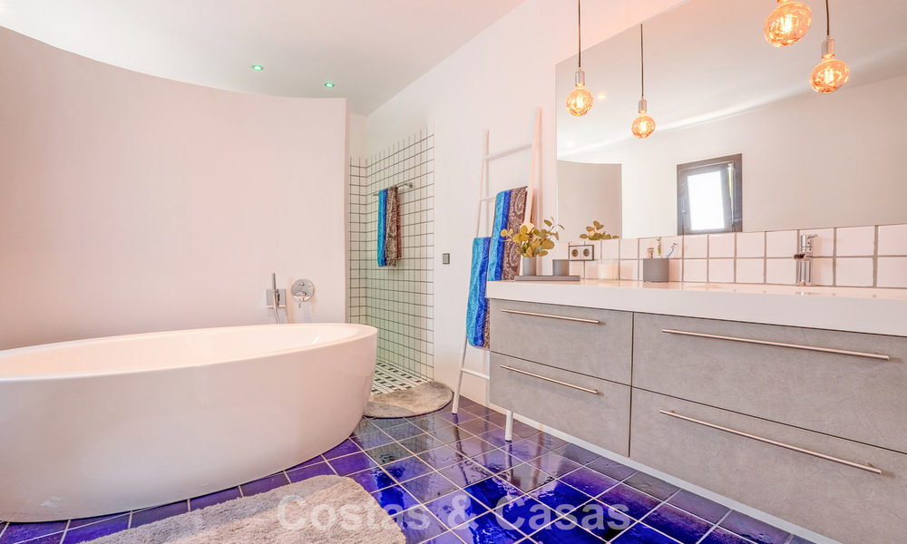 Villa de lujo de una sola planta, lista para entrar a vivir, en venta en primera línea de golf en un resort líder en Mijas, Costa del Sol 783934