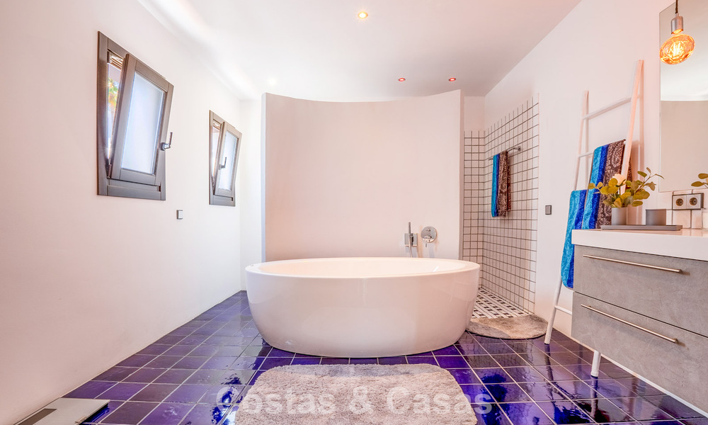 Villa de lujo de una sola planta, lista para entrar a vivir, en venta en primera línea de golf en un resort líder en Mijas, Costa del Sol 783935