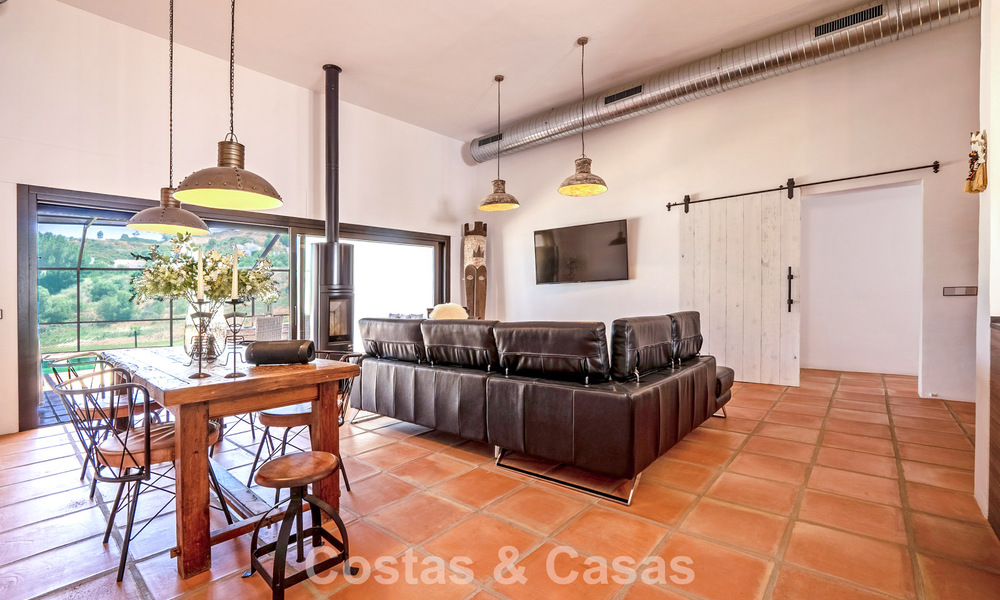 Villa de lujo de una sola planta, lista para entrar a vivir, en venta en primera línea de golf en un resort líder en Mijas, Costa del Sol 783937