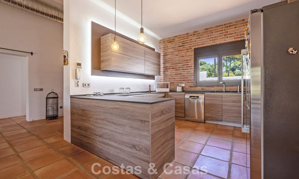 Villa de lujo de una sola planta, lista para entrar a vivir, en venta en primera línea de golf en un resort líder en Mijas, Costa del Sol 783938