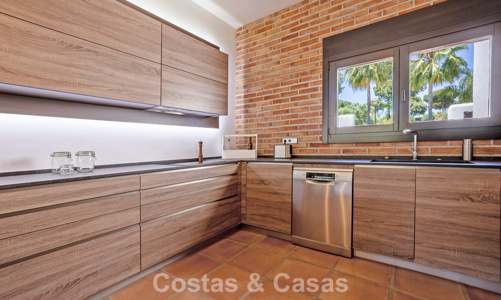 Villa de lujo de una sola planta, lista para entrar a vivir, en venta en primera línea de golf en un resort líder en Mijas, Costa del Sol 783939