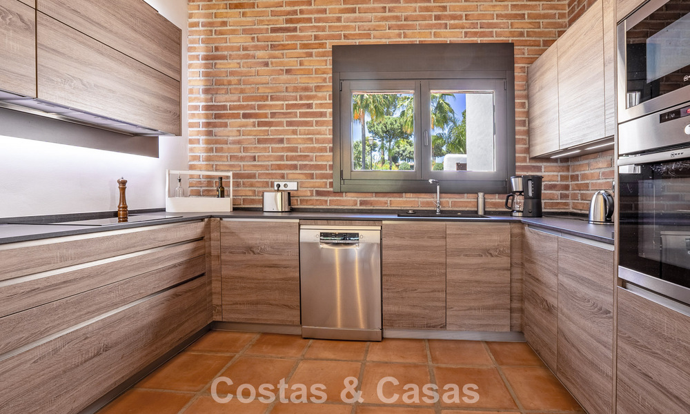 Villa de lujo de una sola planta, lista para entrar a vivir, en venta en primera línea de golf en un resort líder en Mijas, Costa del Sol 783940
