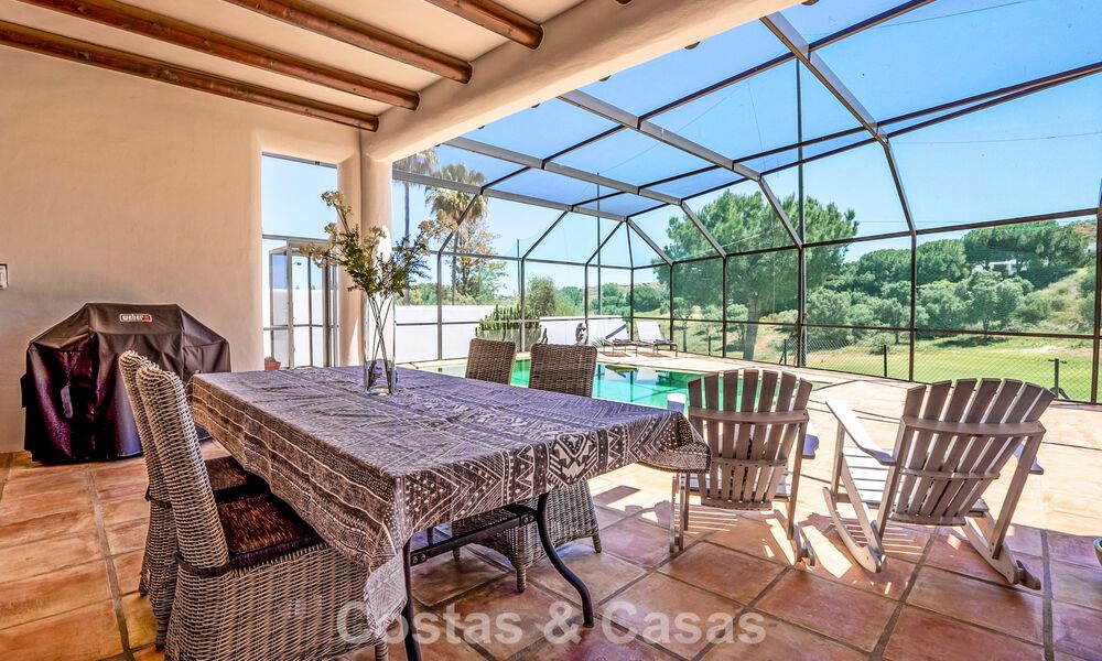 Villa de lujo de una sola planta, lista para entrar a vivir, en venta en primera línea de golf en un resort líder en Mijas, Costa del Sol 783954
