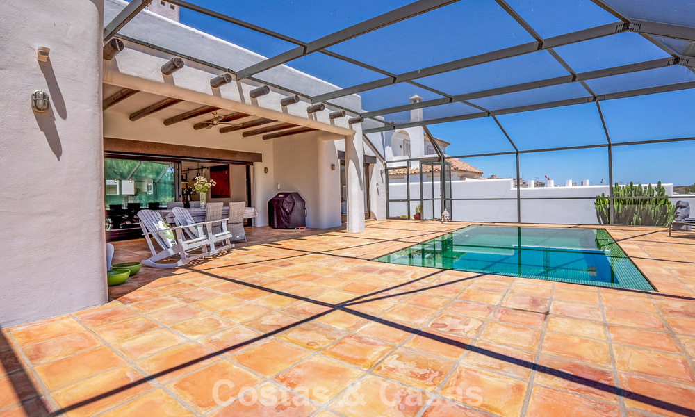 Villa de lujo de una sola planta, lista para entrar a vivir, en venta en primera línea de golf en un resort líder en Mijas, Costa del Sol 783955