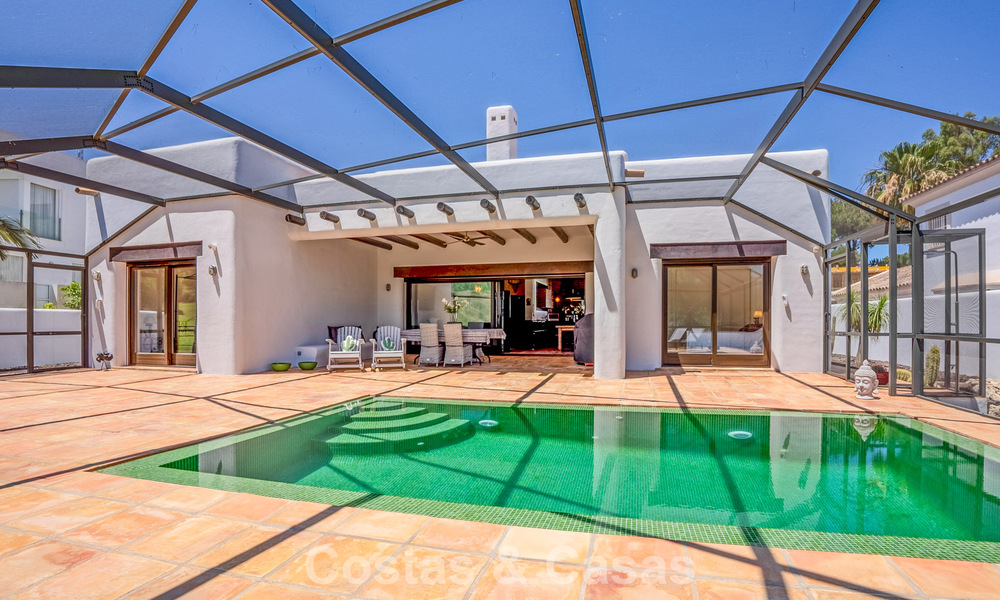 Villa de lujo de una sola planta, lista para entrar a vivir, en venta en primera línea de golf en un resort líder en Mijas, Costa del Sol 783958