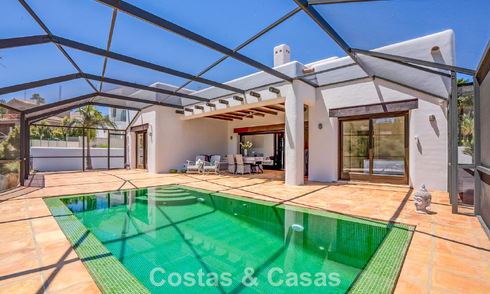 Villa de lujo de una sola planta, lista para entrar a vivir, en venta en primera línea de golf en un resort líder en Mijas, Costa del Sol 783959