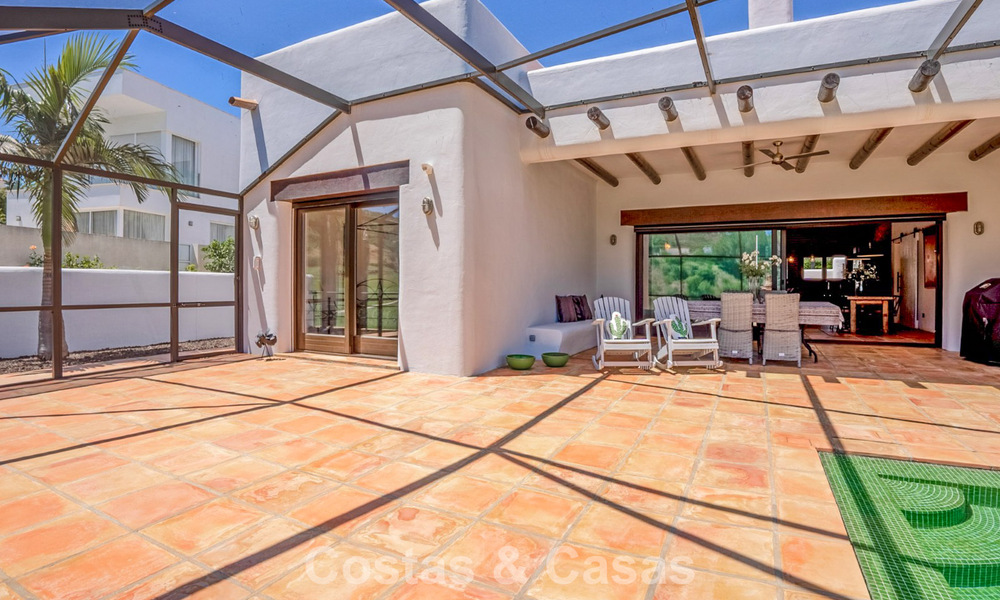 Villa de lujo de una sola planta, lista para entrar a vivir, en venta en primera línea de golf en un resort líder en Mijas, Costa del Sol 783960