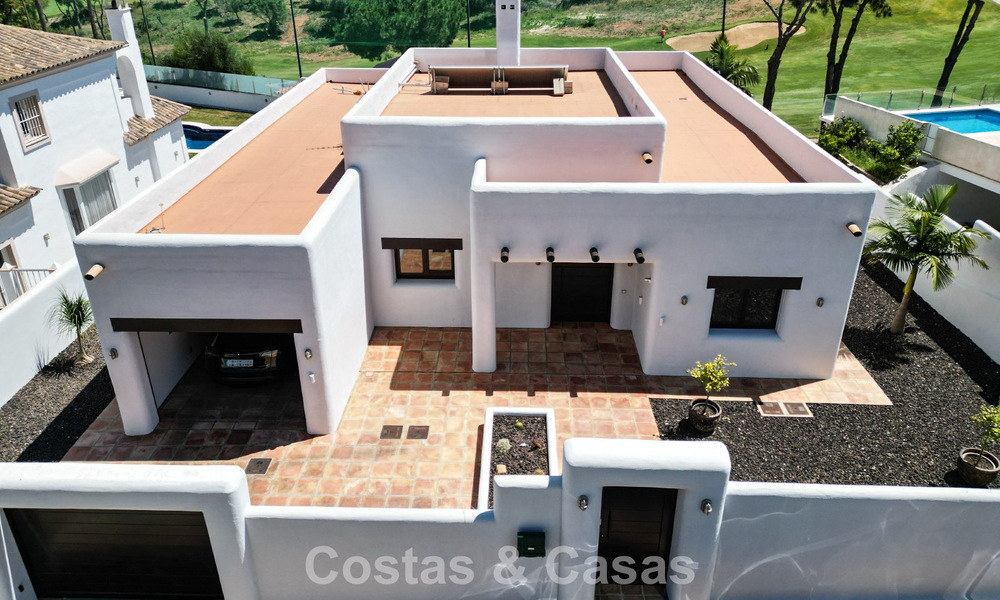 Villa de lujo de una sola planta, lista para entrar a vivir, en venta en primera línea de golf en un resort líder en Mijas, Costa del Sol 783964