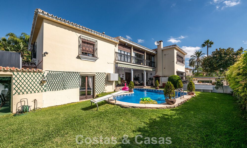 Villa clásica de estilo mediterráneo en venta a un paso del centro de Marbella 784046