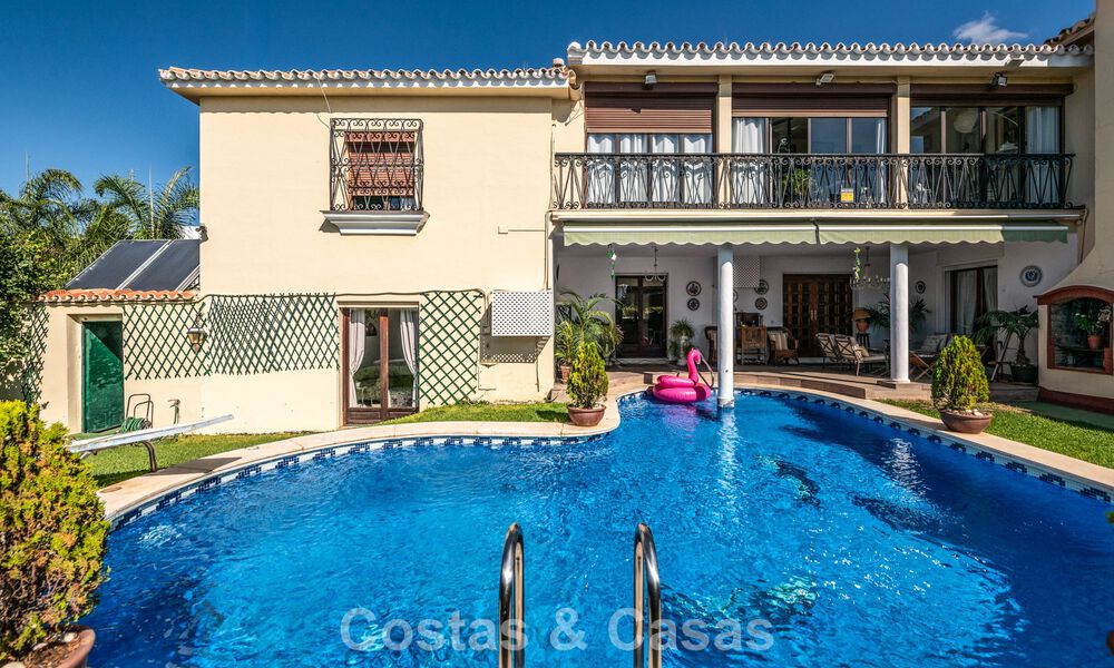 Villa clásica de estilo mediterráneo en venta a un paso del centro de Marbella 784047