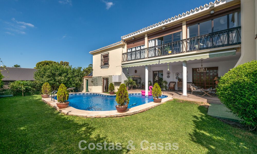 Villa clásica de estilo mediterráneo en venta a un paso del centro de Marbella 784048