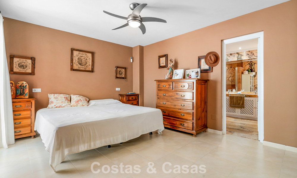 Amplio apartamento en planta baja en un complejo cerrado a un paso de la playa y Puerto Banús, Marbella 783893