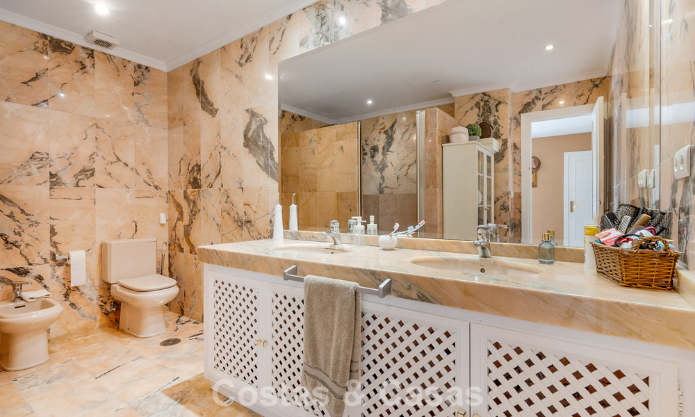 Amplio apartamento en planta baja en un complejo cerrado a un paso de la playa y Puerto Banús, Marbella 783894