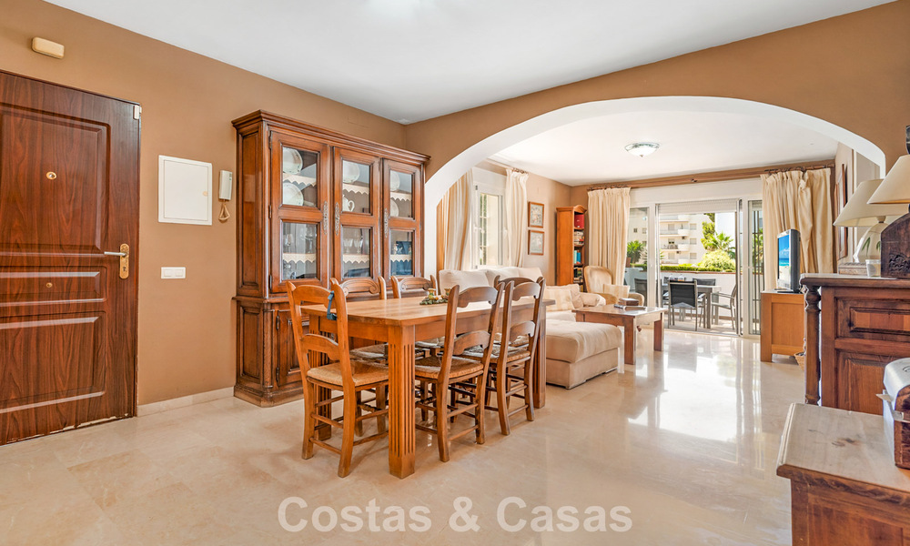 Amplio apartamento en planta baja en un complejo cerrado a un paso de la playa y Puerto Banús, Marbella 783904