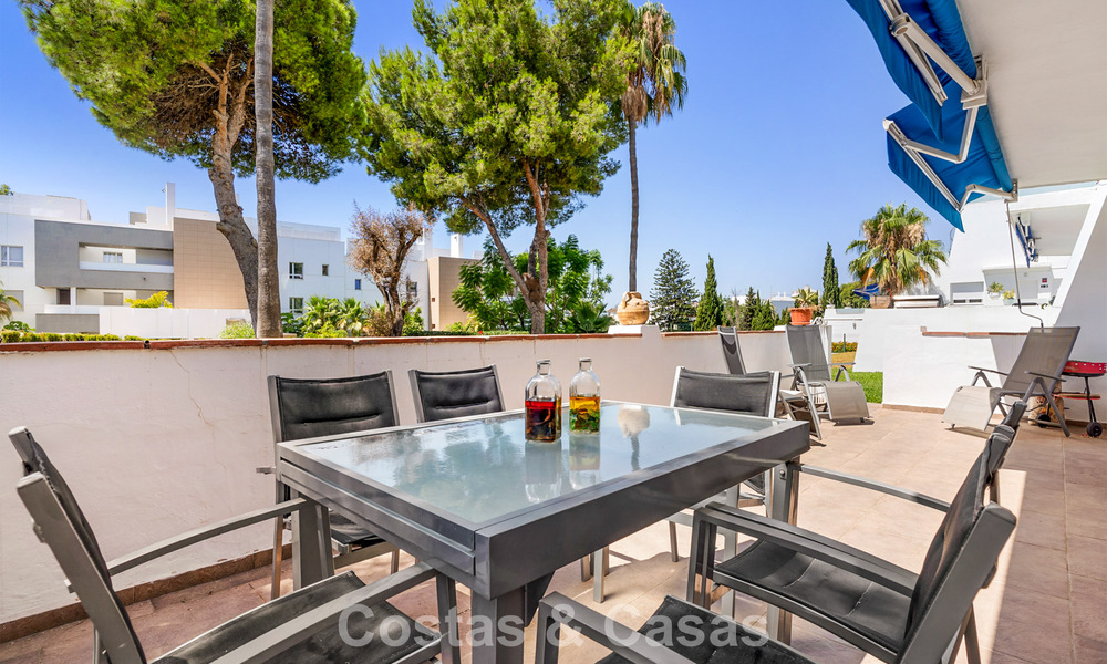 Amplio apartamento en planta baja en un complejo cerrado a un paso de la playa y Puerto Banús, Marbella 783910