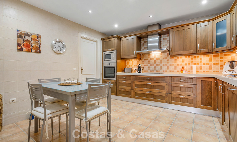 Amplio apartamento en planta baja en un complejo cerrado a un paso de la playa y Puerto Banús, Marbella 783912