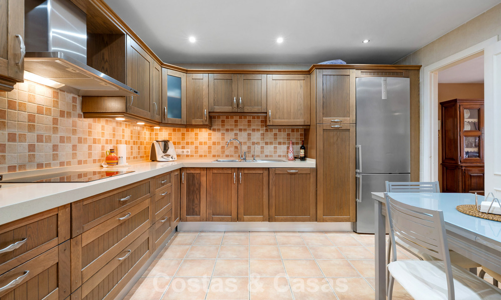 Amplio apartamento en planta baja en un complejo cerrado a un paso de la playa y Puerto Banús, Marbella 783913