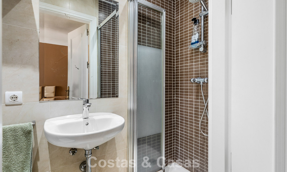 Amplio apartamento en planta baja en un complejo cerrado a un paso de la playa y Puerto Banús, Marbella 783915