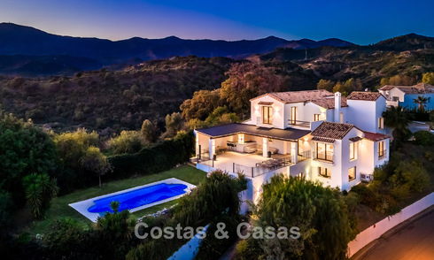 Villa de lujo de estilo español con vistas a la montaña y al mar en venta en la Nueva Milla de Oro, entre Marbella y Estepona 784052