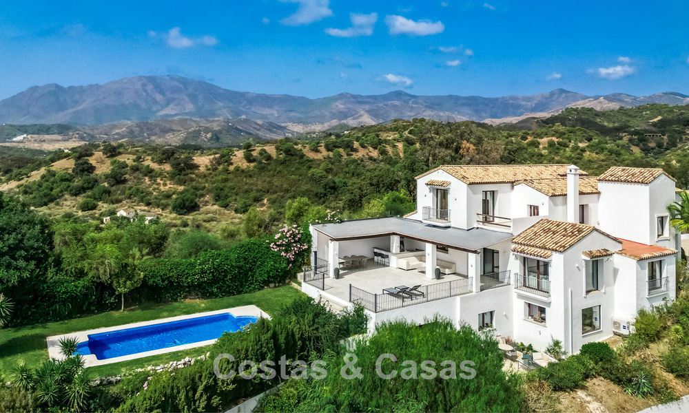 Villa de lujo de estilo español con vistas a la montaña y al mar en venta en la Nueva Milla de Oro, entre Marbella y Estepona 784054