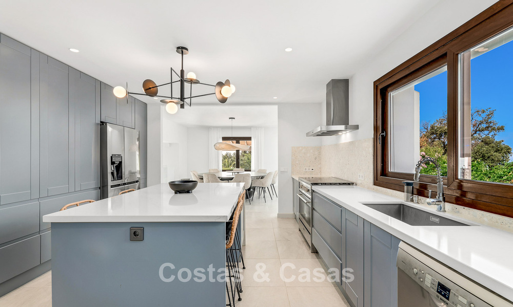 Villa de lujo de estilo español con vistas a la montaña y al mar en venta en la Nueva Milla de Oro, entre Marbella y Estepona 784063