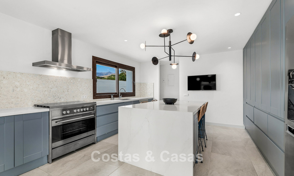 Villa de lujo de estilo español con vistas a la montaña y al mar en venta en la Nueva Milla de Oro, entre Marbella y Estepona 784064