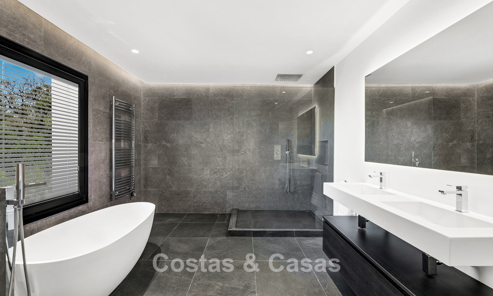 Villa de lujo de estilo español con vistas a la montaña y al mar en venta en la Nueva Milla de Oro, entre Marbella y Estepona 784070