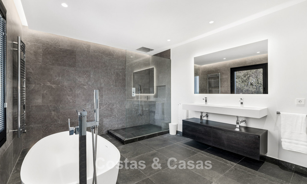 Villa de lujo de estilo español con vistas a la montaña y al mar en venta en la Nueva Milla de Oro, entre Marbella y Estepona 784071