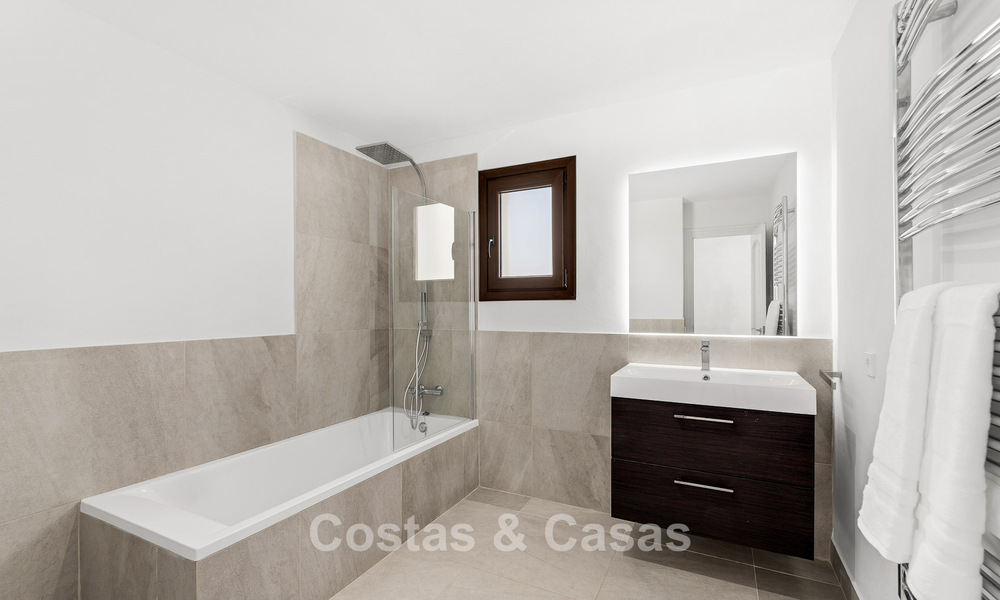 Villa de lujo de estilo español con vistas a la montaña y al mar en venta en la Nueva Milla de Oro, entre Marbella y Estepona 784073