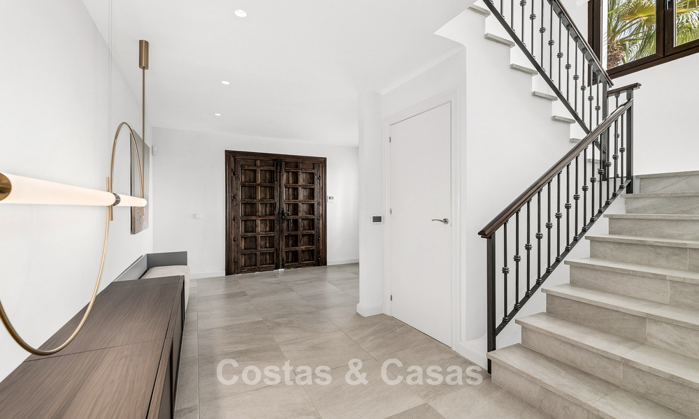 Villa de lujo de estilo español con vistas a la montaña y al mar en venta en la Nueva Milla de Oro, entre Marbella y Estepona 784075