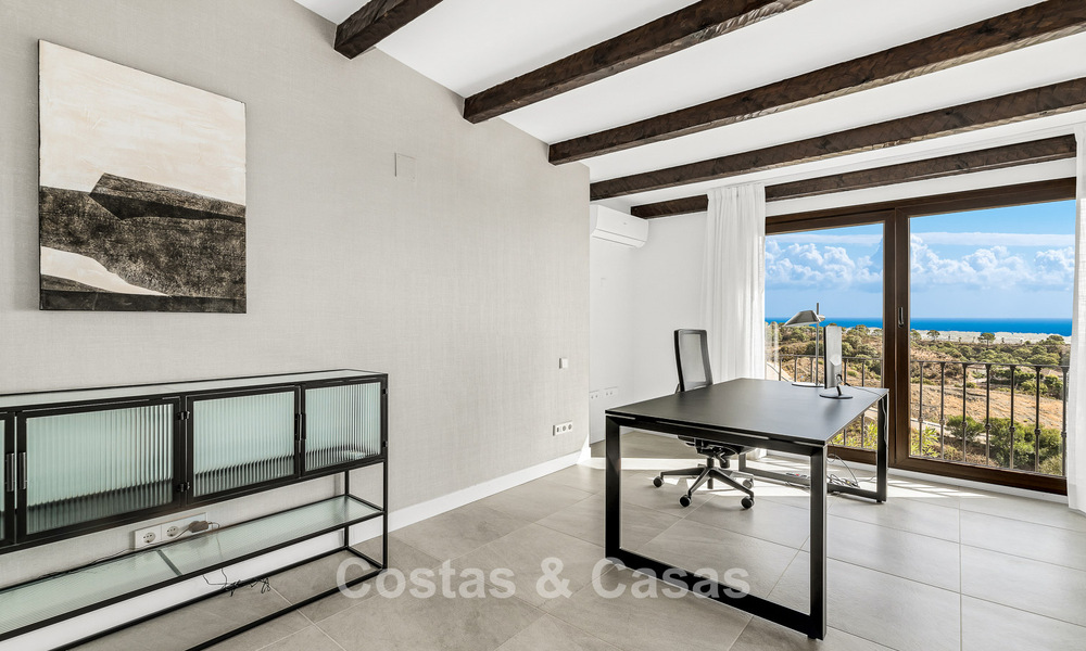 Villa de lujo de estilo español con vistas a la montaña y al mar en venta en la Nueva Milla de Oro, entre Marbella y Estepona 784076