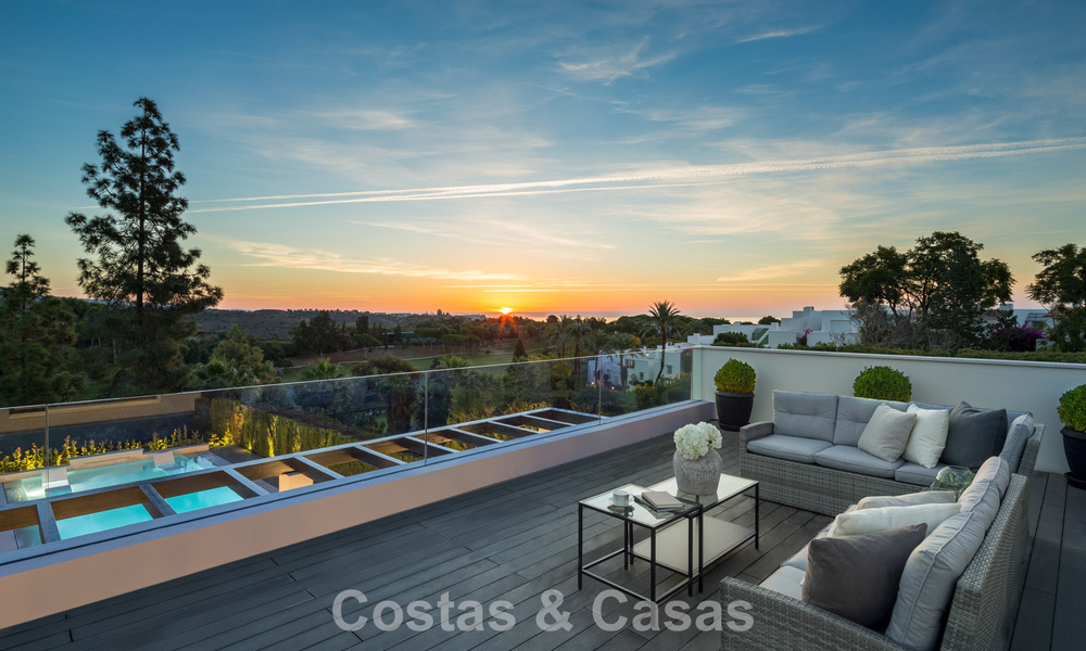 Lujosa y moderna villa mediterránea en venta, en primera línea de Aloha Golf, en el Valle del Golf de Nueva Andalucía, Marbella 784097