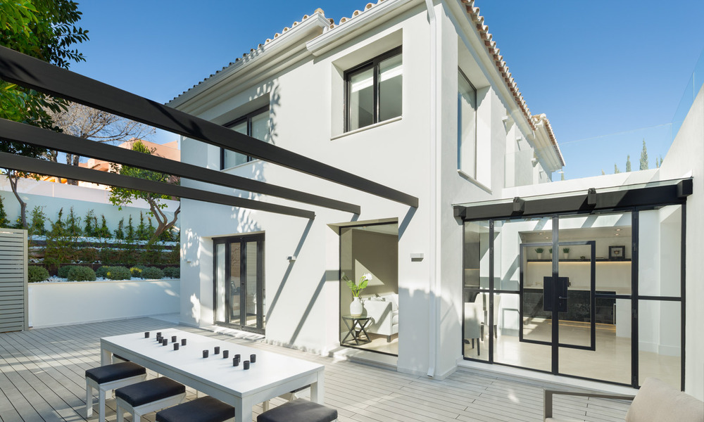 Lujosa y moderna villa mediterránea en venta, en primera línea de Aloha Golf, en el Valle del Golf de Nueva Andalucía, Marbella 784101