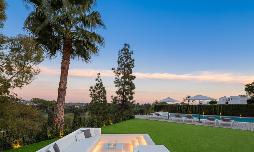 Lujosa y moderna villa mediterránea en venta, en primera línea de Aloha Golf, en el Valle del Golf de Nueva Andalucía, Marbella 784102