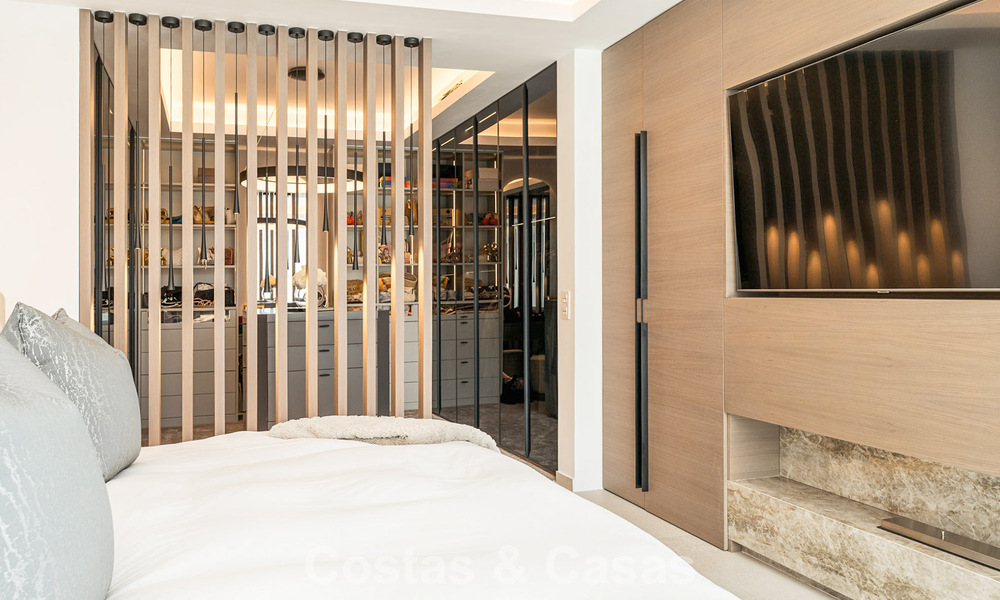 Villa de lujo modernizada y lista para entrar a vivir en venta en el corazón de Nueva Andalucía, Marbella 784103