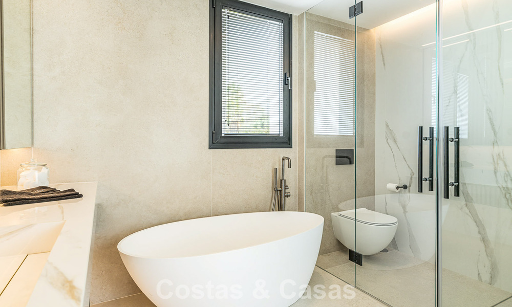 Villa de lujo modernizada y lista para entrar a vivir en venta en el corazón de Nueva Andalucía, Marbella 784105