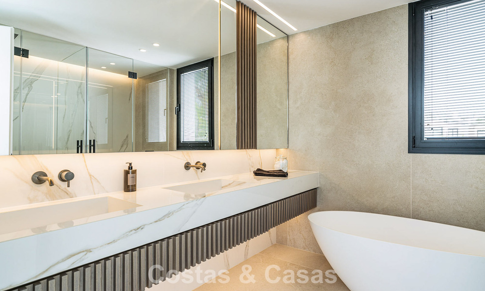 Villa de lujo modernizada y lista para entrar a vivir en venta en el corazón de Nueva Andalucía, Marbella 784106
