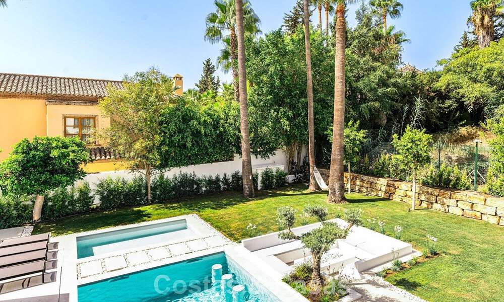 Villa de lujo modernizada y lista para entrar a vivir en venta en el corazón de Nueva Andalucía, Marbella 784107