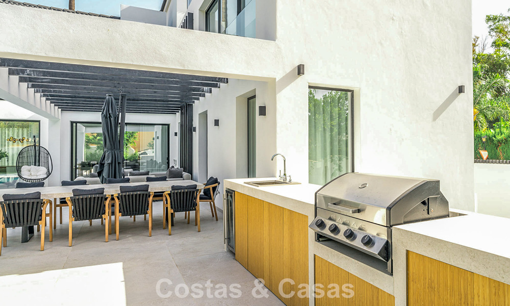 Villa de lujo modernizada y lista para entrar a vivir en venta en el corazón de Nueva Andalucía, Marbella 784116