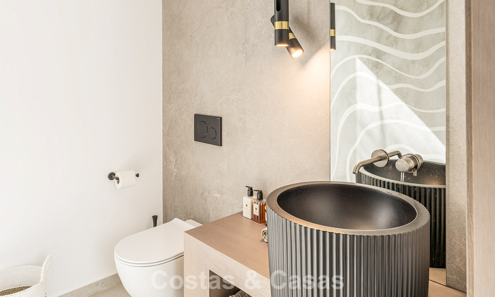 Villa de lujo modernizada y lista para entrar a vivir en venta en el corazón de Nueva Andalucía, Marbella 784129