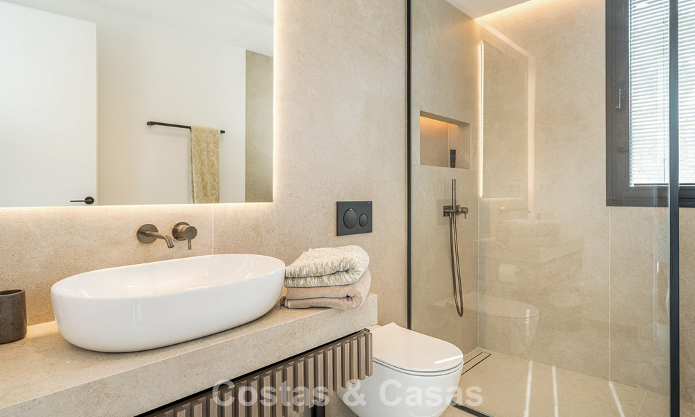 Villa de lujo modernizada y lista para entrar a vivir en venta en el corazón de Nueva Andalucía, Marbella 784140