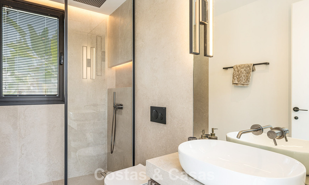 Villa de lujo modernizada y lista para entrar a vivir en venta en el corazón de Nueva Andalucía, Marbella 784142