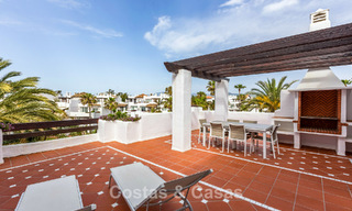 Ático dúplex en venta con vistas al mar en un complejo en primera línea de playa, a un paso de Puerto Banús, Marbella 784146 