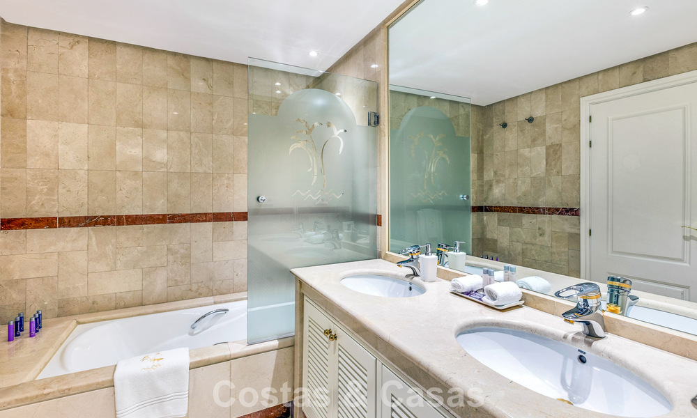 Ático dúplex en venta con vistas al mar en un complejo en primera línea de playa, a un paso de Puerto Banús, Marbella 784148