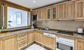 Ático dúplex en venta con vistas al mar en un complejo en primera línea de playa, a un paso de Puerto Banús, Marbella 784149 
