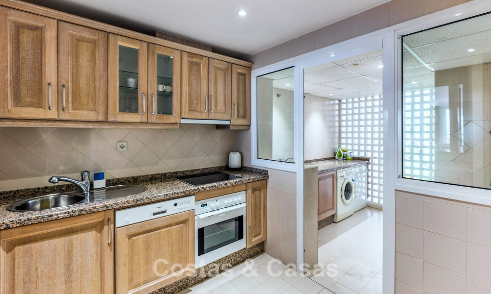 Ático dúplex en venta con vistas al mar en un complejo en primera línea de playa, a un paso de Puerto Banús, Marbella 784150