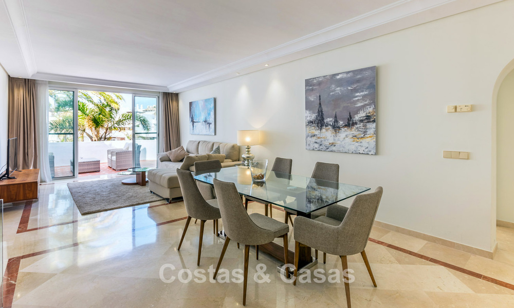 Ático dúplex en venta con vistas al mar en un complejo en primera línea de playa, a un paso de Puerto Banús, Marbella 784151